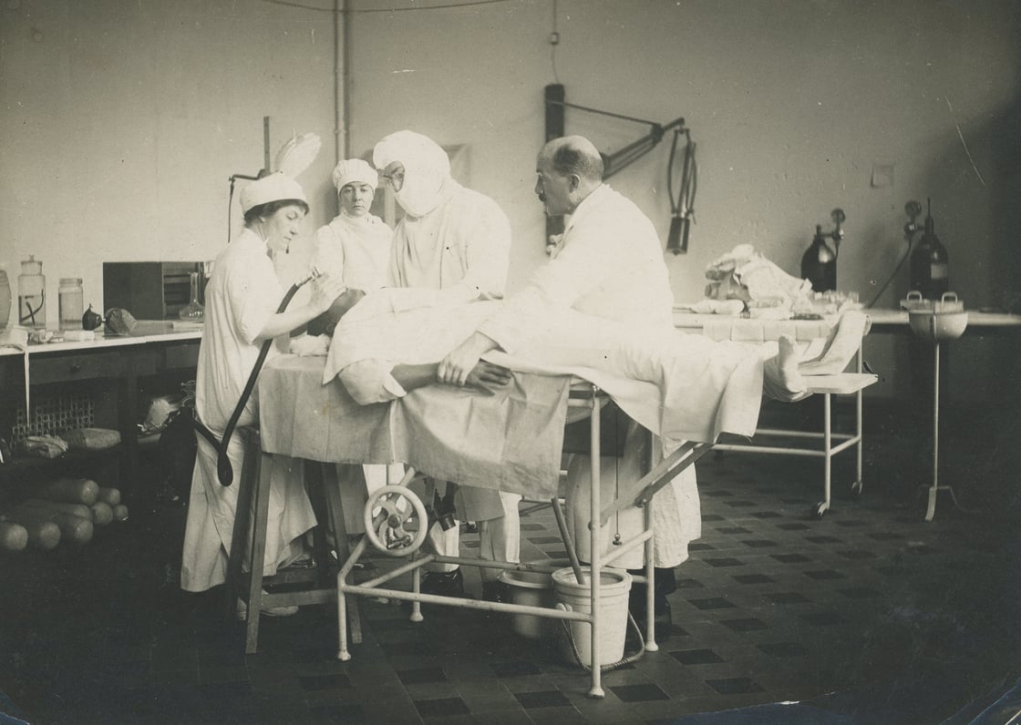 Hodgins in surgery CA 1915
